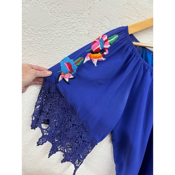 Va Va by Joy Han Embroidered Crocheted Sleeve Blouse Cobalt Blue Large - Picture 4 of 7